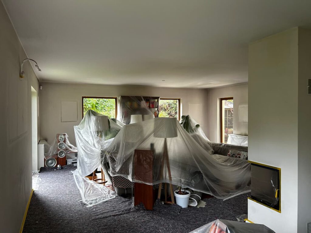 wohnzimmer vorbereiten zum streichen