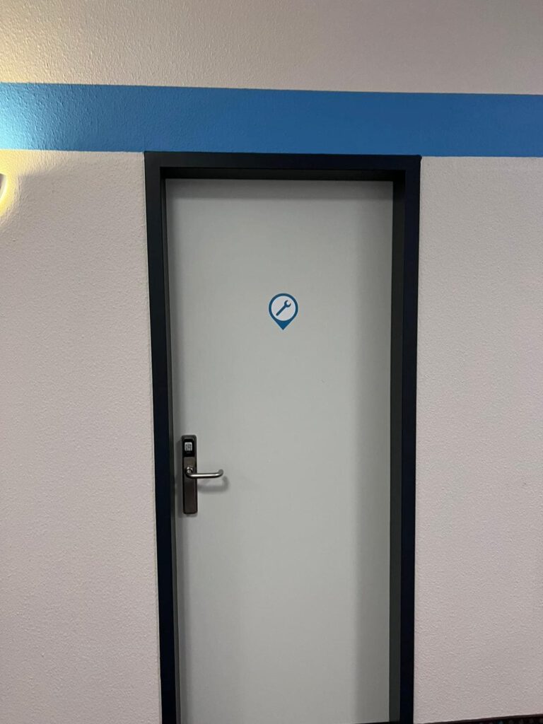 wände mit streifen gestrichen
