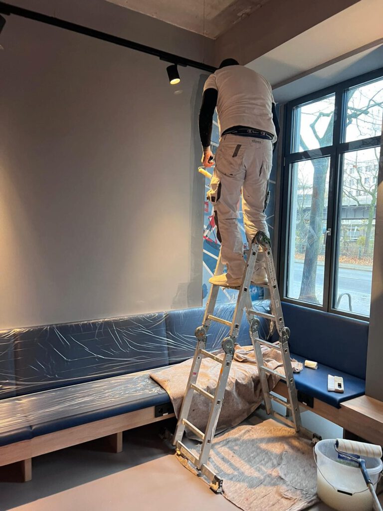 maler berlin bei der arbeit